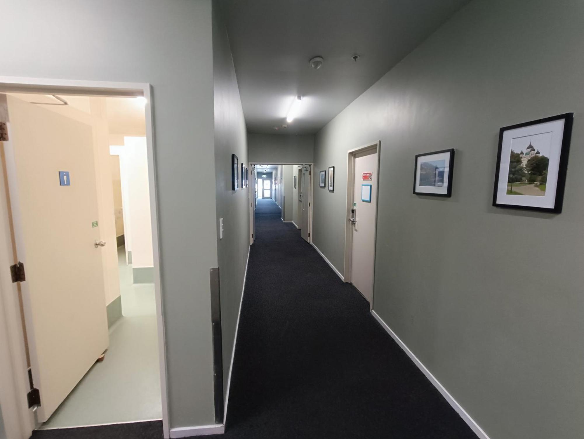 Хостел Urbanz Крайстчёрч Экстерьер фото A corridor at the University of Waikato's E H Turbott Residence
