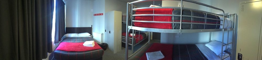 Хостел Urbanz Крайстчёрч Экстерьер фото A typical room at a youth hostel