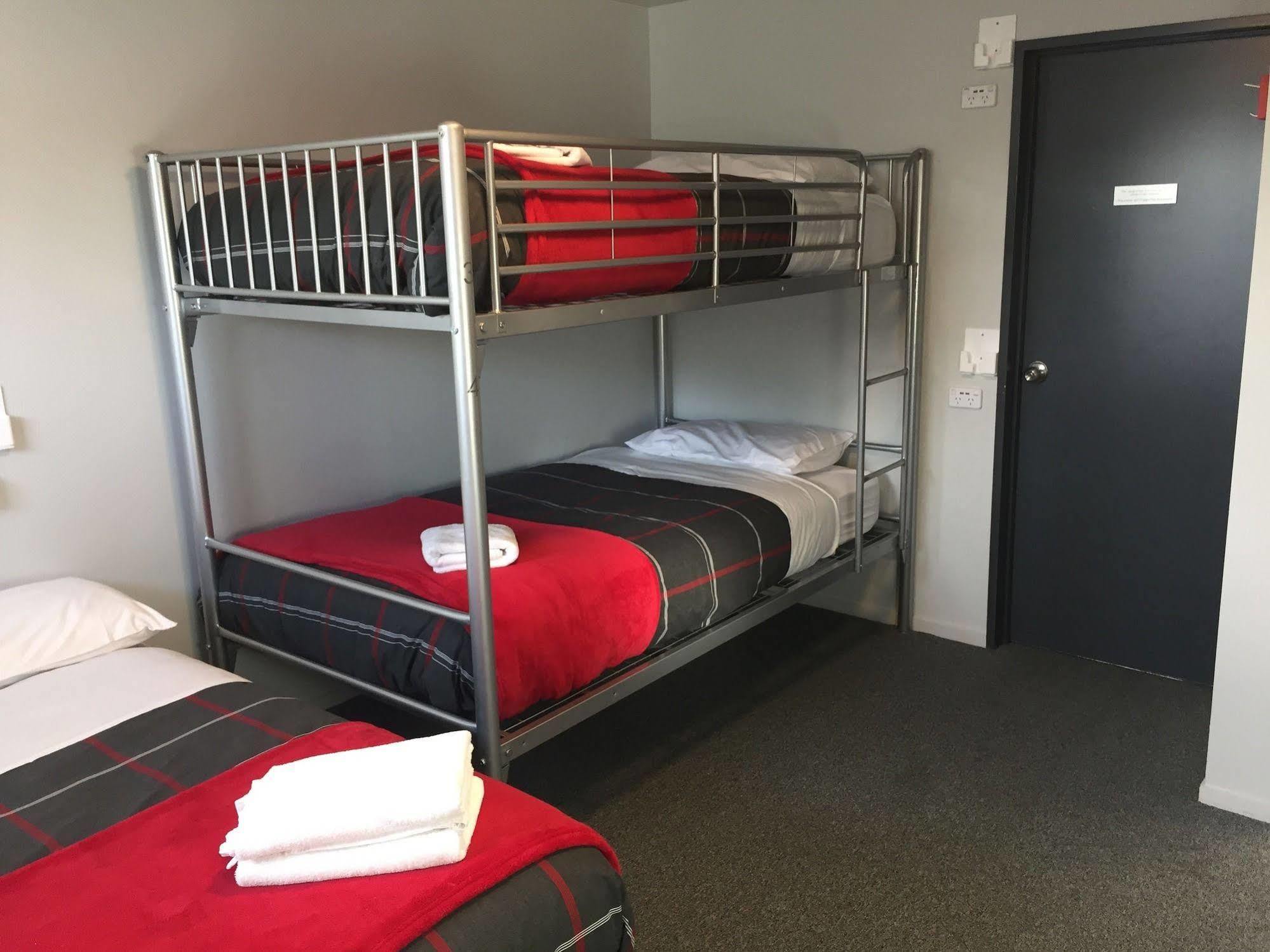 Хостел Urbanz Крайстчёрч Экстерьер фото A bunk bed in a hostel