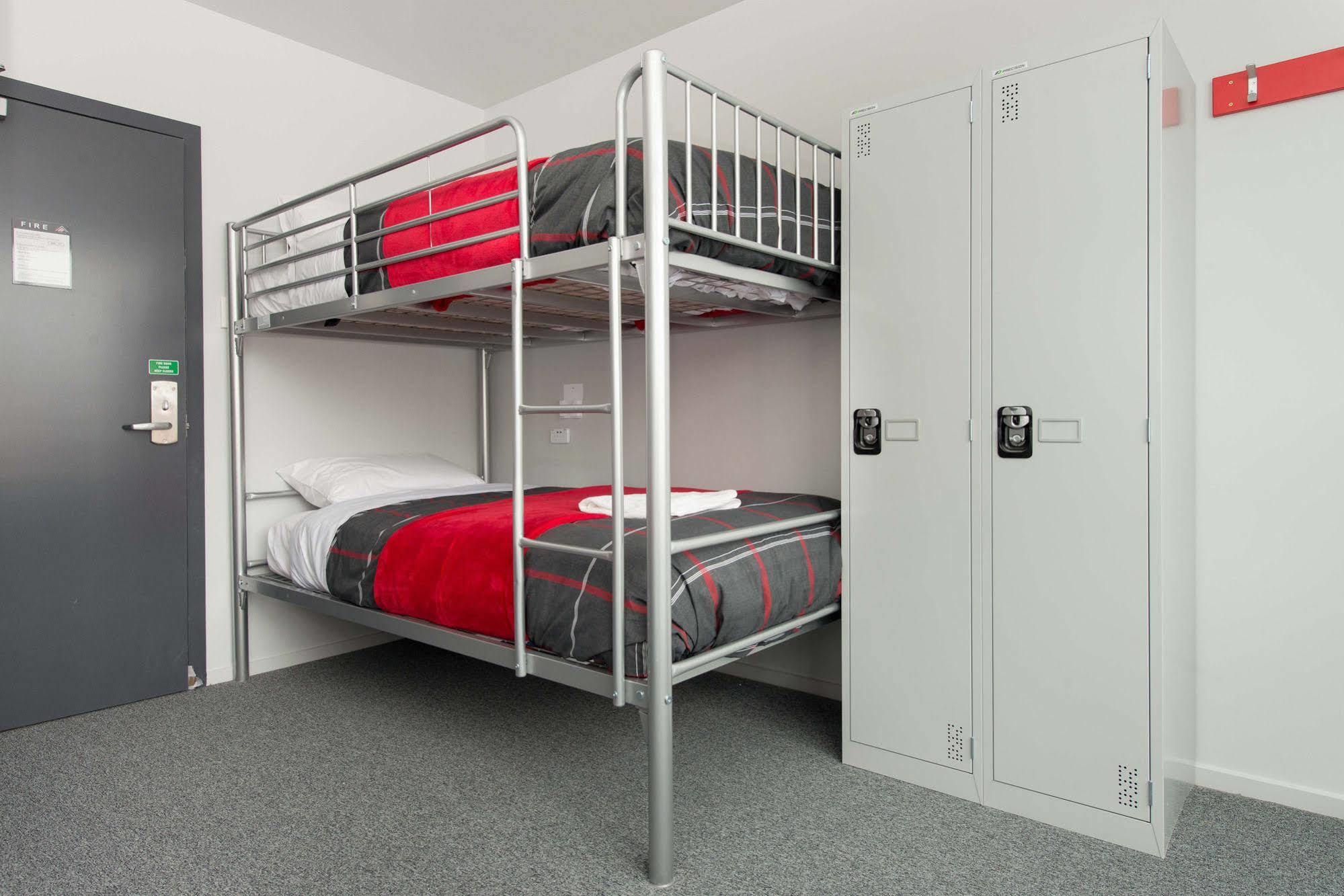Хостел Urbanz Крайстчёрч Экстерьер фото A bunk bed