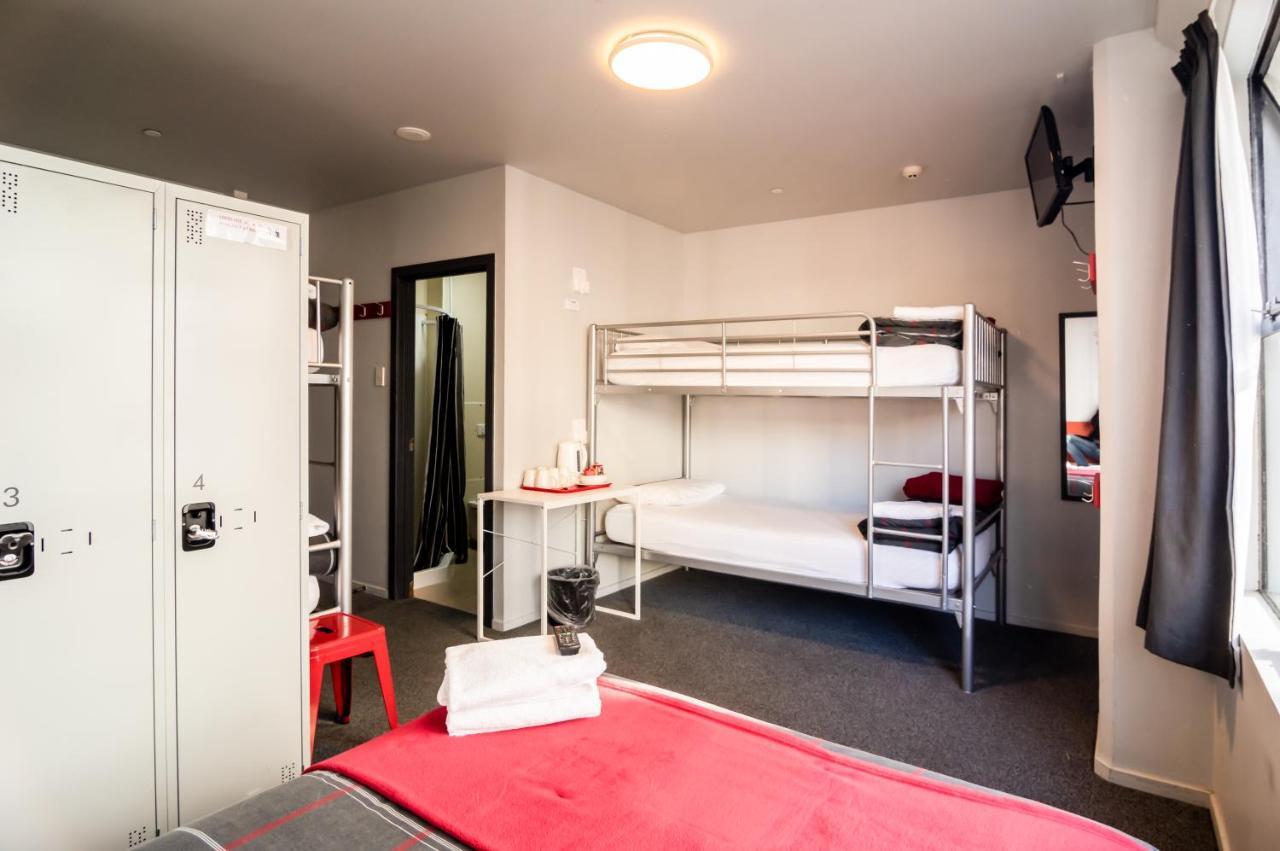 Хостел Urbanz Крайстчёрч Экстерьер фото A typical room at a typical Ibis budget hotel