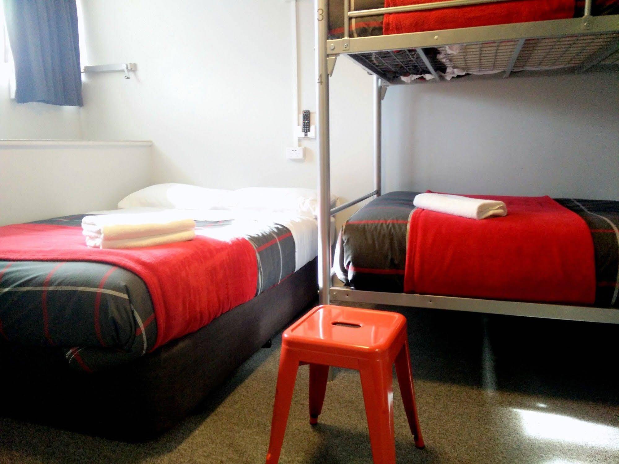 Хостел Urbanz Крайстчёрч Экстерьер фото A typical room at a backpackers' hostel in Dunedin, New Zealand